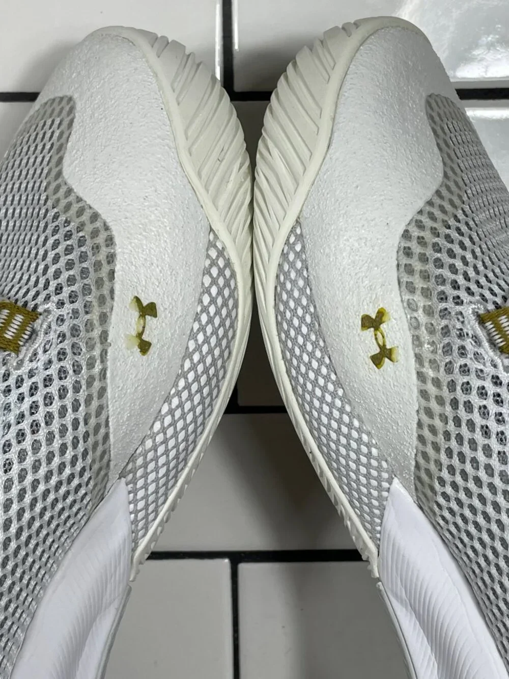 Under Armour HOVR Highlight Ace Shoes Womens Sz 9 White Gold Volleyball Sneakers